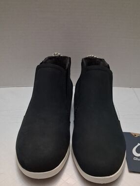 OluKai Size 9 Women's Dark Navy Leather Slip-On Boot Shoe with Patterned Insole.